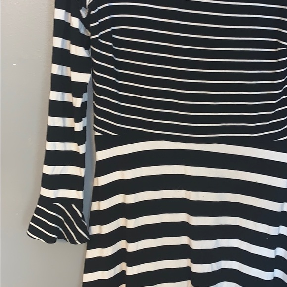 Black and white striped dress with flutter sleeve - Picture 2 of 3